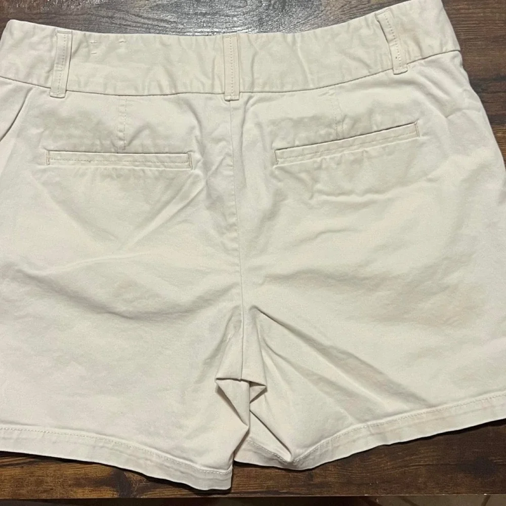 LOFT cream & tan shorts size 6 302.5